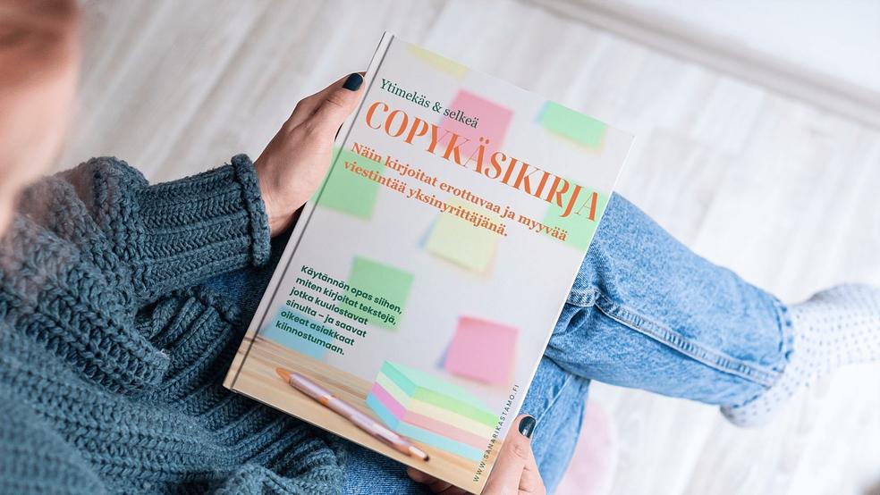 COPYKÄSIKIRJA YKSINYRITTÄJÄLLE | PRINTTI by Sanarikastamo x Kirjoitusakatemia | Kirjoituskurssit